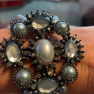Elegant Black and Silver Pearl Bracelet